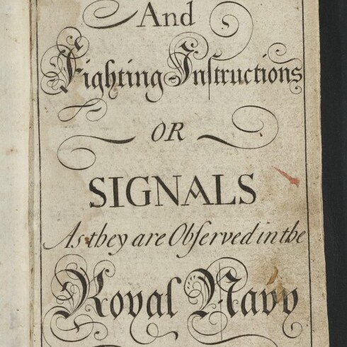 Vergilbtes Titelblatt eines alten Buchs mit dekorativer kalligrafischer Schrift, auf dem der englische Titel ‚The Sailing And Fighting Instructions or Signals as they are Observed in the Royal Navy of Great Britain‘ steht; sichtbarer Stempel des Internationalen Maritimen Museums Hamburg.