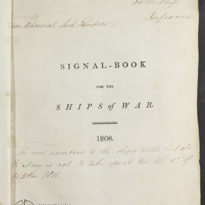 Titelblatt eines gealterten Buches mit dem gedruckten Titel „SIGNAL-BOOK FOR THE SHIPS of WAR. 1808.“, mehreren handschriftlichen Notizen oben und unter dem Titel sowie dem runden Stempel „Internationales Maritimes Museum Hamburg“ unten links.