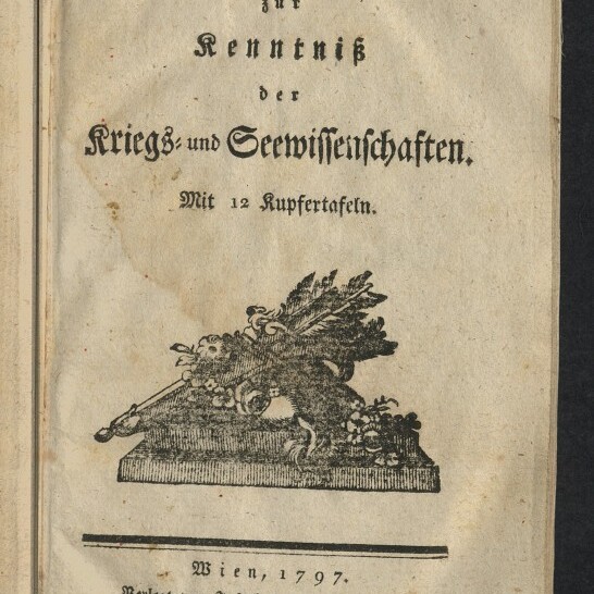 Altes Titelblatt in Frakturschrift: ‚Anleitung zur Kenntniß der Kriegs- und Seewissenschaften. Mit 12 Kupfertafeln. Wien, 1797‘, darunter ein ornamentaler Holzschnitt mit Kriegs‑ und Seeattributen und ein Stempel des Internationalen Maritimen Museums Hamburg.