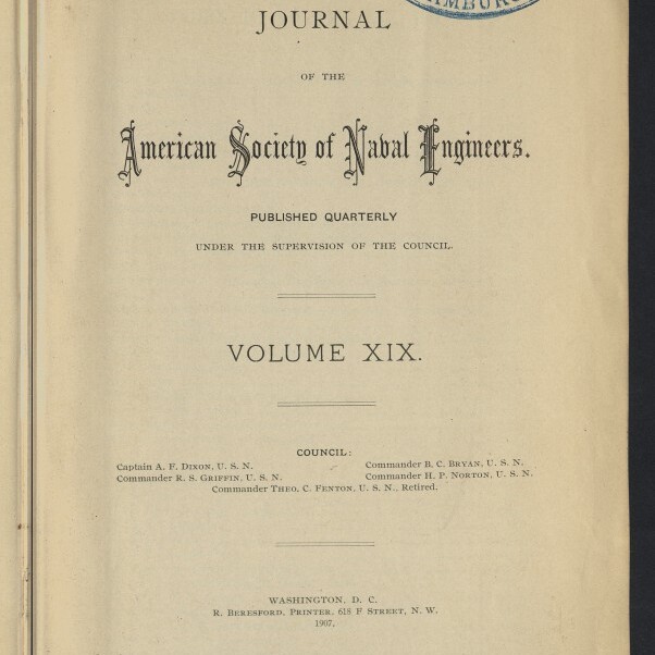 Titelblatt eines historischen Journals „Journal of the American Society of Naval Engineers, Volume XIX“ mit verschnörkelter Schrift, blauem ovalem Stempel „Blohm & Voss Hamburg“ oben rechts und Logostempel des Internationalen Maritimen Museums Hamburg unten links.