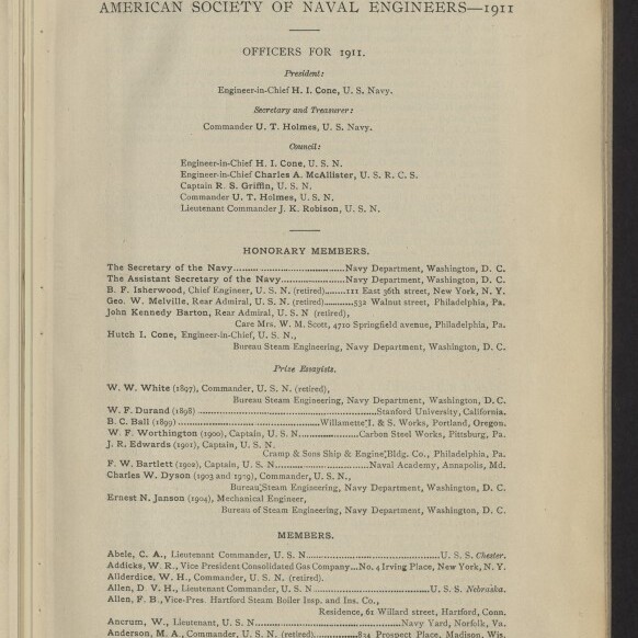Auf einer vergilbten Buchseite mit der Überschrift „American Society of Naval Engineers — 1911“ sind gedruckte Listen von Offizieren, Ehrenmitgliedern und Mitgliedern aufgeführt; oben handschriftliche Notizen in blauer Tinte („2“ und „1911“) und unten links ein Stempel/Logo des Internationalen Maritimen Museums Hamburg.
