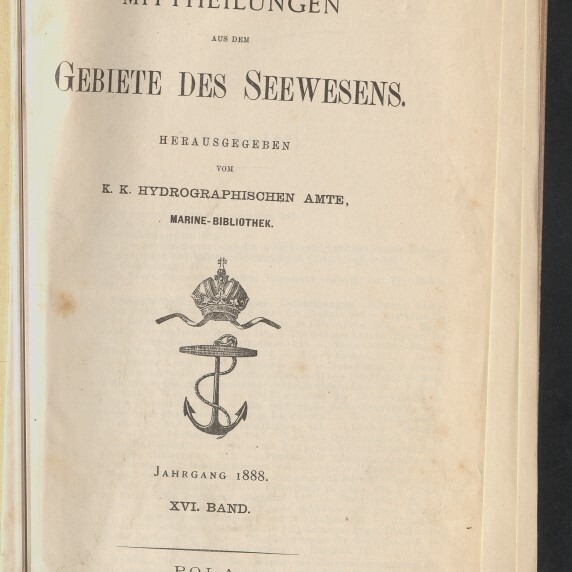 Titelseite einer historischen deutschsprachigen Fachpublikation ‚Mittheilungen aus dem Gebiete des Seewesens‘ mit einer Krone-auf-Anker-Illustration, Jahresangabe 1888 (XVI. Band), Ortsangabe Pola und Stempel des Internationalen Maritimen Museums Hamburg.