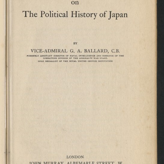 Titelseite des Buchs 'The Influence of the Sea on The Political History of Japan' von Vize‑Admiral G. A. Ballard, C.B., erschienen bei John Murray, London 1921; unten links Stempel und Emblem des Internationalen Maritimen Museums Hamburg.