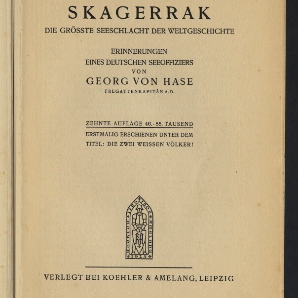 Titelseite eines Buches mit großer Überschrift „SKAGERRAK“, dem Untertitel „Die größte Seeschlacht der Weltgeschichte“, dem Hinweis „Erinnerungen eines deutschen Seeoffiziers“ und Autorangabe Georg von Hase, dazu Verlagsangaben „Verlegt bei Koehler & Amelang, Leipzig“, ein kleines Wappen sowie der Stempel des Internationalen Maritimen Museums Hamburg.