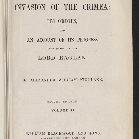 Titelseite eines Buches mit dem Titel ‚The Invasion of the Crimea: Its Origin, and an Account of Its Progress down to the Death of Lord Raglan‘ von Alexander William Kinglake; zweite Auflage, Band II, Verlag William Blackwood and Sons, Edinburgh und London, MDCCCLXIII, mit Stempel des Internationalen Maritimen Museums Hamburg unten links.
