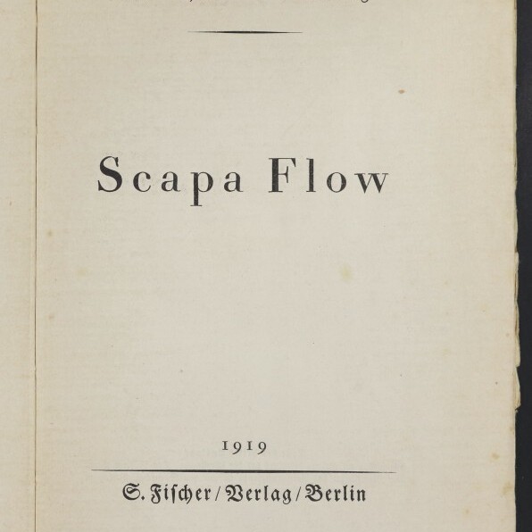 Titelblatt: oben Autorenname ‚Reinhard Goering‘, in der Mitte großer Titel ‚Scapa Flow‘, darunter Jahresangabe ‚1919‘ und Verlagsangabe ‚S. Fischer Verlag / Berlin‘; unten links Stempel des Internationalen Maritimen Museums Hamburg.