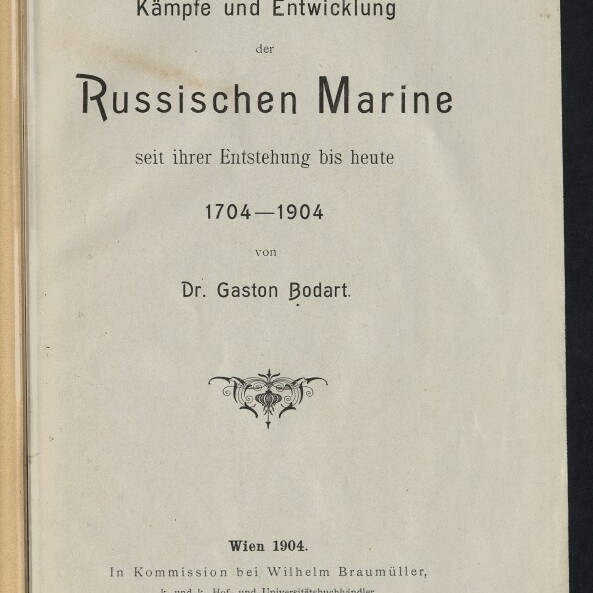 Titelseite eines deutschen Buchs: Titel „Kämpfe und Entwicklung der Russischen Marine seit ihrer Entstehung bis heute 1704–1904“, Autor Dr. Gaston Bodart, Wien 1904, mit dekorativem Ornament in der Mitte und Museum-Logo unten links.