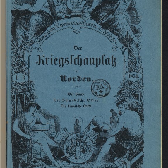 Blaues, ornamentales Titelblatt (1854) mit großem Titel »Der Kriegsschauplatz im Norden«, zwei allegorischen Frauenfiguren oben, zwei Figuren und zahlreiche nautische sowie militärische Embleme unten, der Verlagsangabe Carl B. Lorck in Leipzig und Stempel des Internationalen Maritimen Museums Hamburg