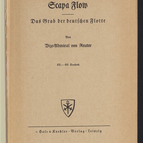 Titelseite eines Buchs mit der Überschrift „Scapa Flow – Das Grab der deutschen Flotte“, dem Namen des Autors „Vize-Admiral von Reuter“, einem kleinen Wappen in der Mitte, der Verlagsangabe „v. Hase & Koehler - Verlag Leipzig“ und einem Stempel des Internationalen Maritimen Museums Hamburg.