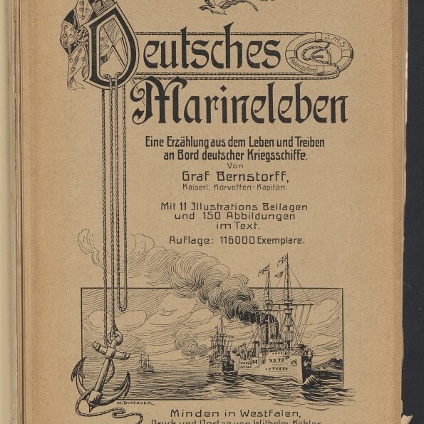 Titelblatt des 1908 erschienenen Buchs ‚Deutsches Marineleben‘ mit ornamentaler Schrift, gezeichneten Möwen und einem hängenden Anker mit Tau, einer Illustration dampfender Kriegsschiffe auf See sowie Autoren- und Verlagsangaben und dem Logo des Internationalen Maritimen Museums Hamburg.