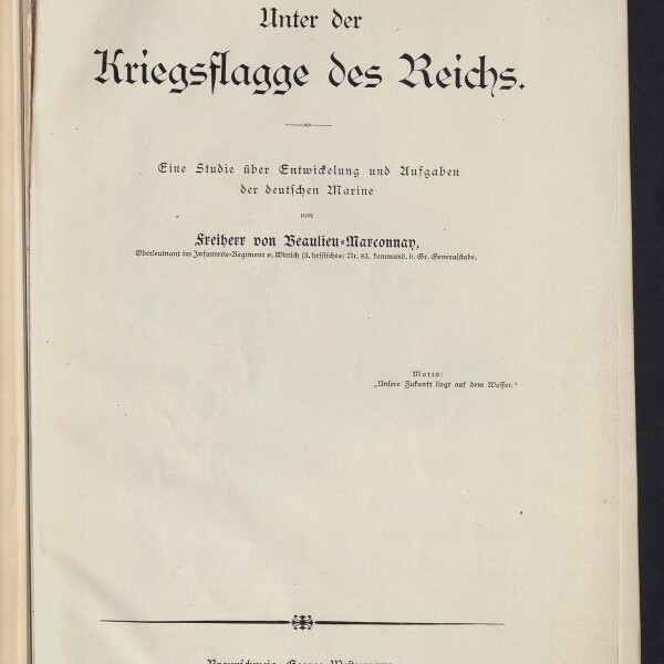 Zentriertes Titelblatt einer historischen deutschen Schrift mit großem Frakturtitel ‚Unter der Kriegsflagge des Reichs‘, dem Untertitel ‚Eine Studie über Entwickelung und Aufgaben der deutschen Marine‘, Autor‑ und Verlagsangaben (Braunschweig, George Westermann, 1900) sowie einem Museumsstempel unten links.