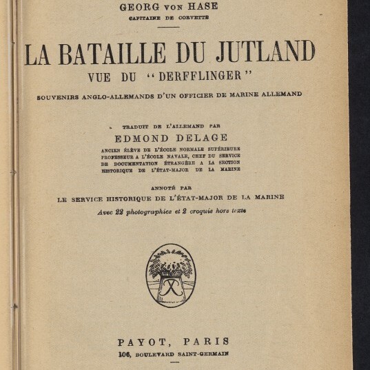 Titelblatt eines französischsprachigen Buchs mit großem Titel «La Bataille du Jutland vue du “Derfflinger”», Autor Georg von Hase oben, Angaben zum Übersetzer Edmond Delage, kleines rundes Verlagsemblem in der Mitte sowie Verlag Payot, Paris und Jahresangabe 1927 am unteren Rand; Stempel des Internationalen Maritimen Museums Hamburg links unten.