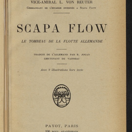 Titelblatt eines alten Buchs mit großem Titel „Scapa Flow“, Verfasser Vizeadmiral L. von Reuter, französischem Untertitel „Le tombeau de la flotte allemande“, Verlagsangabe Payot Paris 1929, dekorativem Emblem und Stempel des Internationalen Maritimen Museums Hamburg.