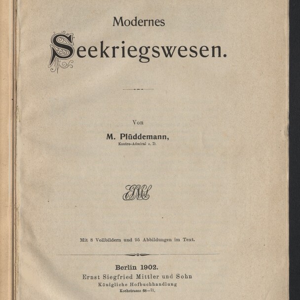 Titelblatt eines Buchs mit großem dekorativem Anfangsbuchstaben ‚S‘ und dem Titel „Modernes Seekriegswesen“, Autor M. Plüddemann, Druckangabe Berlin 1902 (Ernst Siegfried Mittler und Sohn), handschriftliche Notizen oben links und Stempel des Internationalen Maritimen Museums Hamburg unten links.