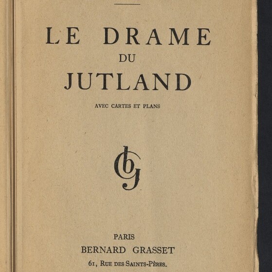 Titelblatt eines alten Buches von Edmond Delage mit großem französischen Titel ‚Le Drame du Jutland‘, dem Hinweis ‚avec cartes et plans‘, Verlagsangabe Bernard Grasset (Paris) und Stempel des Internationalen Maritimen Museums Hamburg.