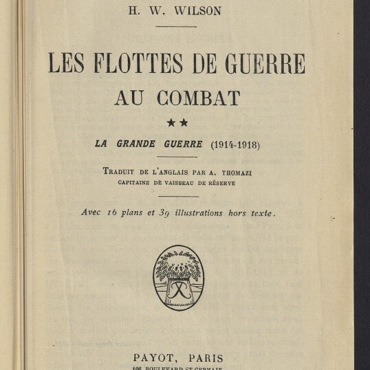 Titelblatt eines französischen Buches mit dem Titel „Les Flottes de Guerre au Combat“ von H. W. Wilson, Untertitel „La Grande Guerre (1914–1918)“, Angaben zum Übersetzer A. Thomazi, Verlagsangabe Payot, Paris 1928 und Stempel/Logo des Internationalen Maritimen Museums Hamburg.