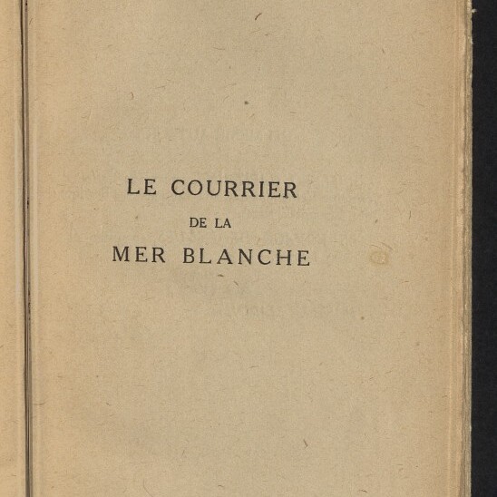 Vergilbtes Titelblatt eines Buches mit dem französischen Titel Le Courrier de la Mer Blanche, oben rechts ein verblasster Namensstempel P. Warneck und unten links das Logo sowie der Schriftzug des Internationalen Maritimen Museums Hamburg.