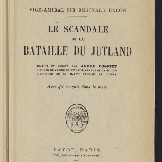 Titelblatt eines französischen Buches: großer Titel ‚Le scandale de la Bataille du Jutland‘ von Vice‑Amiral Sir Reginald Bacon, Übersetzer André Cogniet, Verlagsangabe Payot, Paris 1929, kleines Wappensiegel in der Mitte und Stempel des Internationalen Maritimen Museums Hamburg unten links.