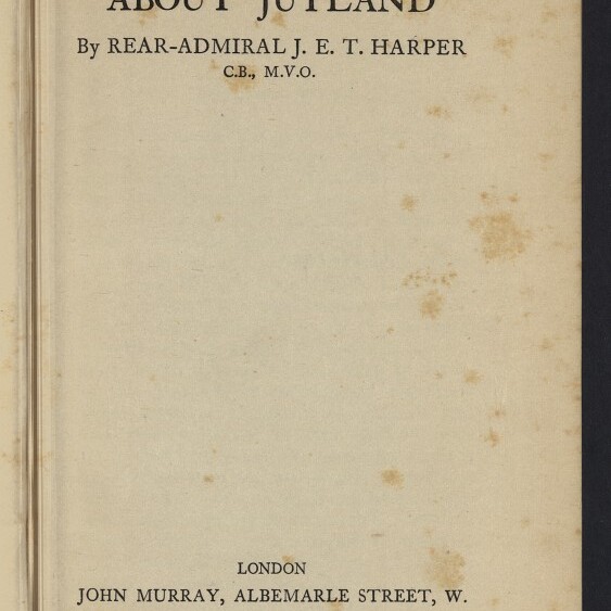 Titelblatt eines Buches mit der Überschrift THE TRUTH ABOUT JUTLAND, Autorangabe Rear‑Admiral J. E. T. Harper, Verlagsangabe London John Murray, Albemarle Street, W., sowie einem Stempel des Internationalen Maritimen Museums Hamburg auf vergilbtem, punktiert geflecktem Papier.