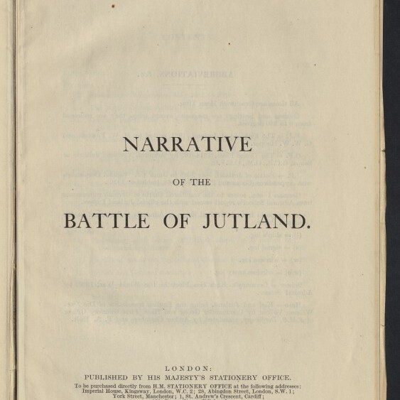 Titelseite einer alten Buchausgabe auf cremefarbenem Papier mit großem, zentriertem Titel ‚NARRATIVE OF THE BATTLE OF JUTLAND.‘ Darunter kleine Verlagsangaben (London, 1924) sowie Stempel des Internationalen Maritimen Museums Hamburg und ein violetter Stempel ‚WESTERN CLUB‘.