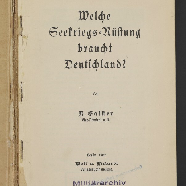Titelseite eines deutschen Buchs von 1907 mit Frakturtitel Welche Seetriegs-Rüstung braucht Deutschland?, gedruckten Verlags- und Autorenangaben (ohne Namensnennung), einem lila Stempel Militärarchiv und dem Logo des Internationalen Maritimen Museums Hamburg unten links.