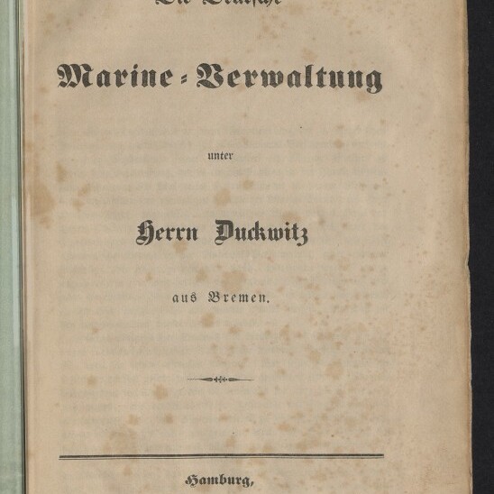 Titelblatt eines alten Buches in schwarzer Frakturschrift mit der Überschrift „Die Deutsche Marine-Verwaltung unter Herrn Duckwitz aus Bremen“, darunter Verlagsangabe „Hamburg, Verlag von Robert Kittler, 1849“ und ein Stempel des Internationalen Maritimen Museums Hamburg; vergilbtes und fleckiges Papier mit sichtbarem Buchfalz links.