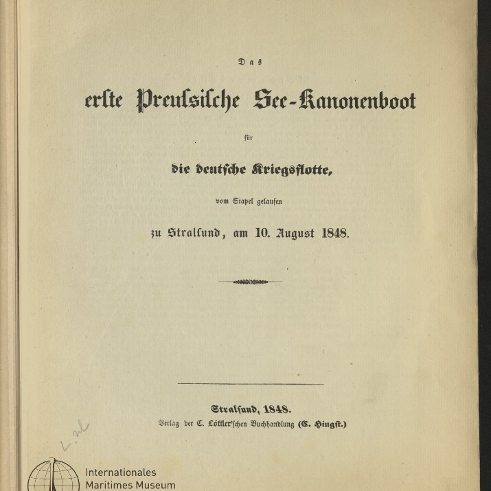 Titelseite einer 1848 gedruckten Publikation mit in Frakturschrift gesetztem Titel über das erste preußische See-Kanonenboot, Nennung des Stapellaufs in Stralsund am 10. August 1848, Verlagsangaben unten und Museumssiegel links unten.