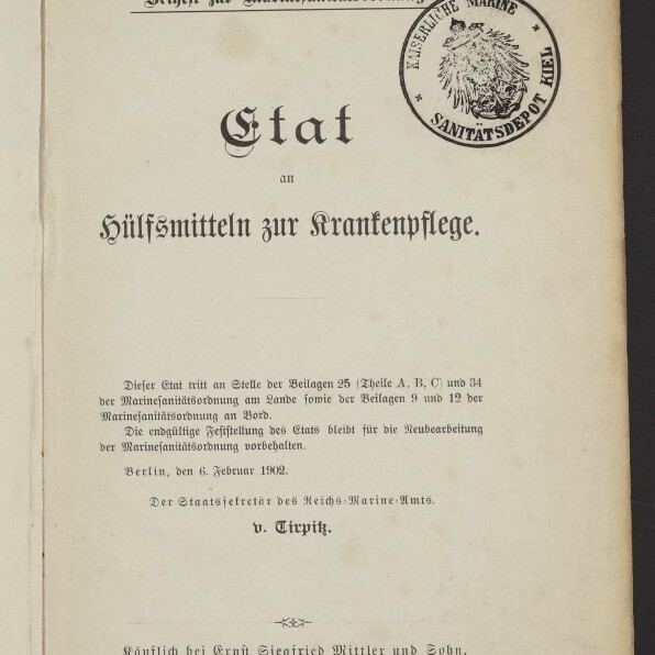Titelseite eines historischen Dokuments in Frakturschrift mit der Überschrift „Etat an Hilfsmitteln zur Krankenpflege“, dem Schriftzug „Beiheft zur Marinesanitätsordnung“ oben, einem runden Siegel „Kaiserliche Marine – Sanitätsdepot Kiel“ oben rechts, dem Datum „Berlin, den 6. Februar 1902“ und einem Stempel des Internationalen Maritimen Museums Hamburg unten links.
