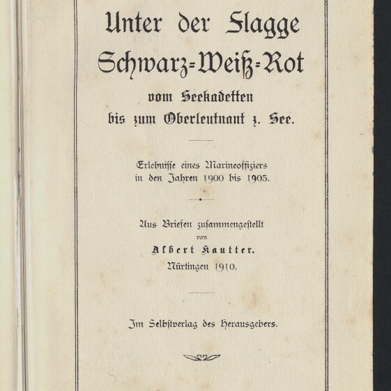 Titelblatt eines alten Buchs in Frakturschrift: ‚Unter der Flagge Schwarz-Weiß-Rot‘ mit Untertitel über Erlebnisse eines Marineoffiziers 1900–1905, Angaben ‚Aus Briefen zusammengestellt von Albert Lauter, Nürtingen 1910‘, eingerahmt von einem schlichten Rahmen sowie Museumsstempel und handschriftlicher Notiz unten links.