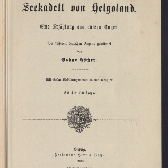 Titelblatt des Buches Der Seekadett von Helgoland (1903) mit Fraktur-Titel, dem Untertitel Eine Erzählung aus unsern Tagen, dem Autorenamen Oskar Höcker, Verlagsangabe Leipzig Ferdinand Hirt & Sohn, einem ornamentalen Wappenstempel in der Mitte und dem Stempel des Internationalen Maritimen Museums Hamburg unten links.