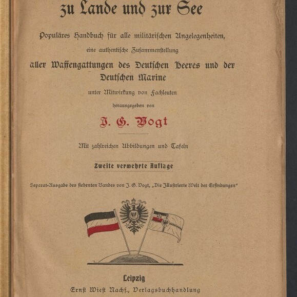 Titelblatt eines deutschsprachigen Buches von 1908 mit Frakturschrift: Überschrift »Das Kriegswesen zu Lande und zur See«, Herausgeberangabe J. G. Vogt, Verlagsangabe Leipzig, darunter ein Reichsadler zwischen zwei historischen Flaggen und ein Stempel des Internationalen Maritimen Museums Hamburg.