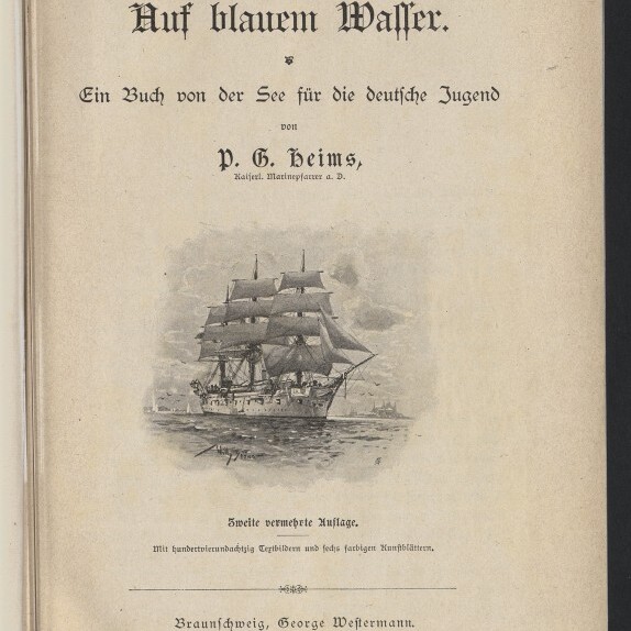 Titelseite des Buches „Auf blauem Wasser“ von P. G. Heims (1904) mit gotischer Titeltypografie, dem Untertitel „Ein Buch von der See für die deutsche Jugend“, einer zentralen Zeichnung eines dreimastigen Segelschiffs auf dem Meer, Verlagshinweis ‚Braunschweig, George Westermann‘ und Stempel des Internationalen Maritimen Museums Hamburg.