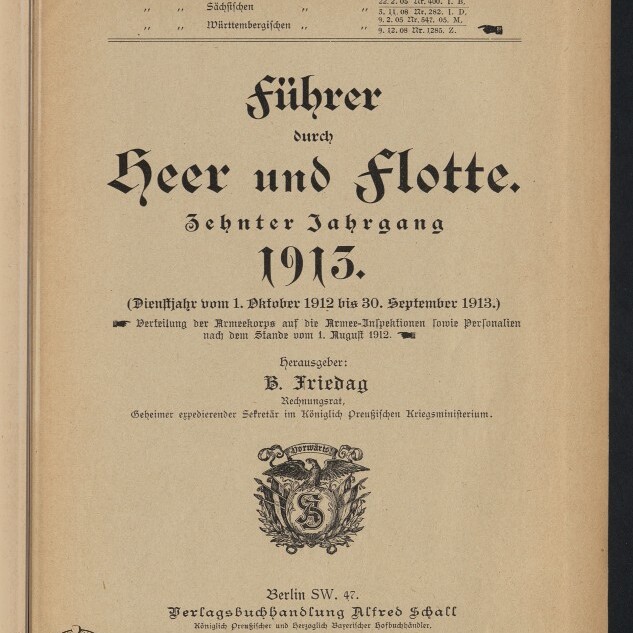 Titelblatt eines Buches von 1913 in schwarzer Frakturschrift mit dem Titel „Führer durch Heer und Flotte“, Herausgeberangabe H. Friedag, Verlags- und Ortsangabe Berlin, einem Wappenmotiv in der Mitte und dem Stempel/Logo des Internationalen Maritimen Museums Hamburg unten links.