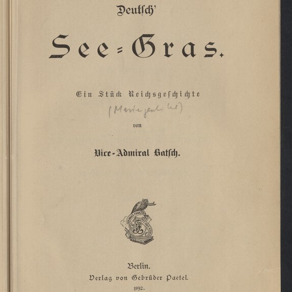 Titelblatt eines deutschen Buchs mit großem Frakturtitel See=Gras, Untertitel Ein Stück Reichsgeschichte, handschriftlicher Bleistiftnotiz, Wappengrafik, Verlagsangabe Berlin (Verlag von Gebrüder Paetel, 1892) und Stempel des Internationalen Maritimen Museums Hamburg