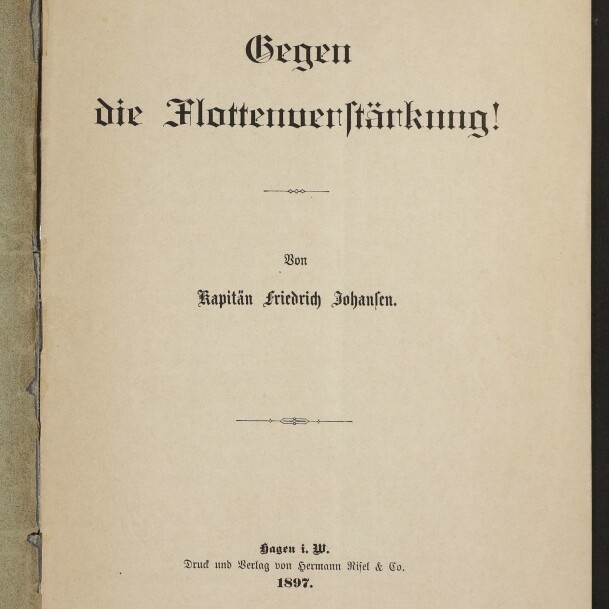 Titelblatt eines deutschen Buches von 1897 mit dem Fraktur-Titel ‚Gegen die Flottenverstärkung!‘, dem Autor ‚Kapitän Friedrich Johansen‘, Verlagsangabe und Stempel des Internationalen Maritimen Museums Hamburg.