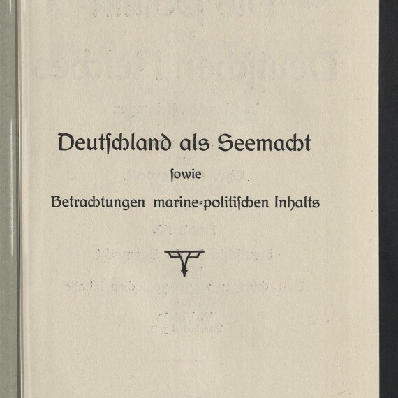 Titelblatt eines Buches mit dem gedruckten Titel Deutschland als Seemacht, der Unterzeile sowie Betrachtungen marine-politischen Inhalts, einem kleinen dekorativen Symbol in der Blattmitte und dem Logo des Internationalen Maritimen Museums Hamburg unten links.