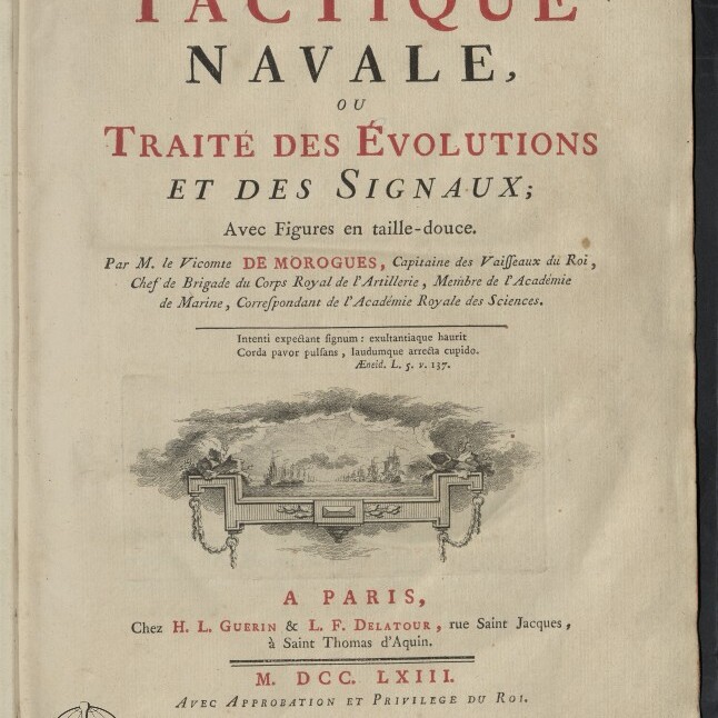 Titelblatt eines französischen Buches „Tactique Navale“ (M. DCC. LXIII. / 1763) mit großer roter und schwarzer Titeltypografie, Angaben zu Autor und Verlag, einer mittigen gravierten Ornament- und Seeszene sowie Stempel des Internationalen Maritimen Museums Hamburg unten links.