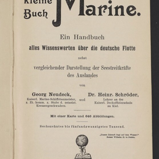 Titelblatt eines historischen deutschen Buches (1899) mit dominanter Typografie: großes Wort „Marine“ und Überschrift „Das kleine Buch“, Untertitel „Ein Handbuch – alles Wissenswerte über die deutsche Flotte“, Autorenangaben Georg Neudeck und Dr. Heinr. Schröder, Verlagsangabe Kiel und Leipzig 1899, handschriftlicher Namenszug oben sowie kleine Weltkugel-Illustration und Museumsstempel unten links.