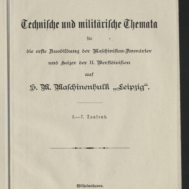 Titelseite einer deutschsprachigen Publikation von 1907 mit dem Titel Technische und militärische Themata in Frakturschrift, Untertitel zur Ausbildung der Maschinisten-Anwärter und Heizer auf der S.M. Maschinenhulk Leipzig, Verlagsort Wilhelmshaven und eingestempeltem Logo des Internationalen Maritimen Museums Hamburg.