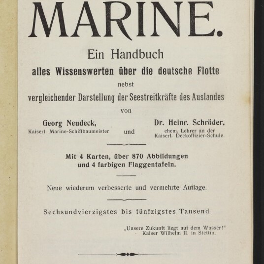 Titelseite eines Buches mit großem Titel ‚Das kleine Buch von der MARINE.‘, dem Untertitel ‚Ein Handbuch alles Wissenswerten über die deutsche Flotte‘, Autorenangaben Georg Neudeck und Dr. Heinr. Schröder sowie Verlagsangaben und einem Stempel des Internationalen Maritimen Museums Hamburg.