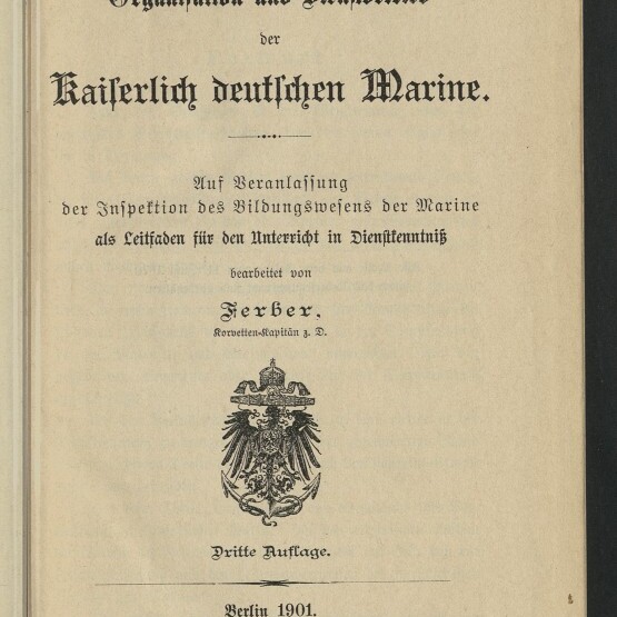 Titelblatt einer 1901 erschienenen Ausgabe „Organisation und Dienstbetrieb der Kaiserlich deutschen Marine“ in schwarzer Frakturschrift, mit kaiserlichem Reichsadler in der Bildmitte und Stempel des Internationalen Maritimen Museums Hamburg.