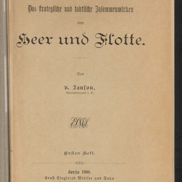 Altes Titelblatt mit Frakturschrift-Titel ‚Das strategische und taktische Zusammenwirken von Heer und Flotte‘, Autor- und Verlagsangaben (Generalleutnant a. D., Berlin 1900, Ernst Siegfried Mittler und Sohn), handschriftlicher Notiz oben und Museumssignet des Internationalen Maritimen Museums Hamburg unten links.