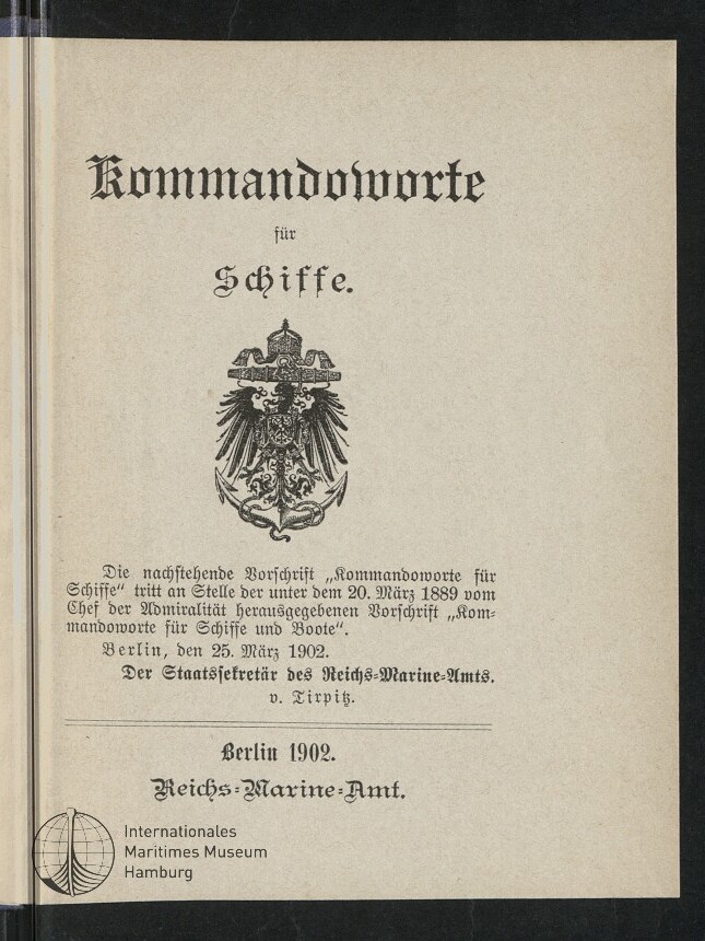 Titelseite einer deutschen Marinevorschrift in Frakturschrift mit dem Titel „Kommandoworte für Schiffe“, darunter ein detaillierter Reichsadler, gedruckte Verlagsangaben „Berlin 1902 Reichs-Marine-Amt“ und das Logo des Internationalen Maritimen Museums Hamburg.