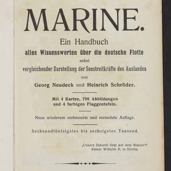 Titelseite eines historischen Buches mit dem großen Titel Das kleine Buch von der Marine, Untertitel Ein Handbuch über die deutsche Flotte, Autoren Georg Neudeck und Heinrich Schröder sowie Verlagsangaben (Kiel und Leipzig, 1907) und Stempel des Maritimen Museums Hamburg.