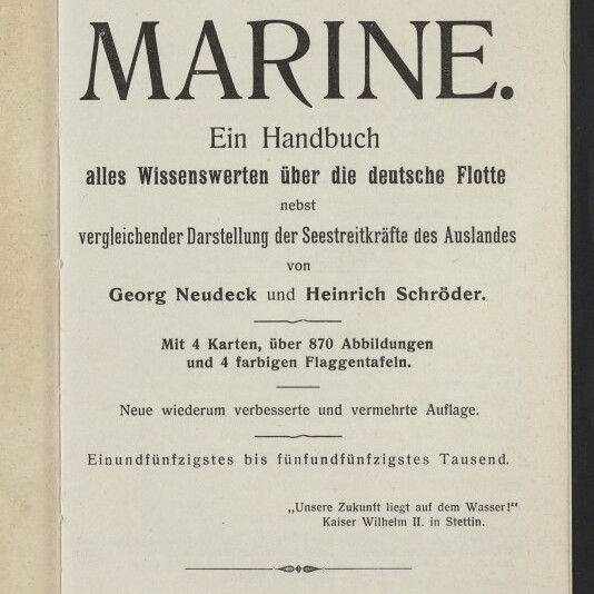 Titelseite eines deutschen Handbuchs von 1906 mit großer Überschrift ‚Das kleine Buch von der MARINE‘, Untertiteln und Autorenangaben Georg Neudeck und Heinrich Schröder sowie Verlagsangaben ‚Kiel und Leipzig, Verlag von Lipsius & Tischer, 1906‘ und Museumsstempel unten links.