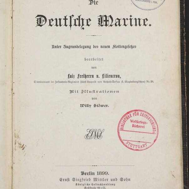 Titelblatt des Buches ‚Die Deutsche Marine‘ in Frakturschrift (Berlin 1899) mit handschriftlichen Notizen oben, blauem und rotem Rundstempel rechts, Verlagsangaben unten und Museumslogo links unten.