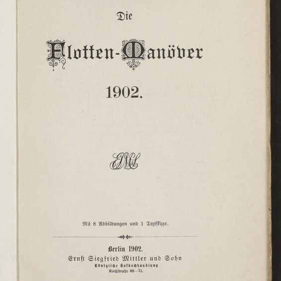 Titelseite eines Buches mit dem Titel „Die Flotten-Manöver 1902“ in dekorativer Frakturschrift, ornamentalem Monogramm in der Bildmitte, Verlagsangaben „Berlin 1902, Ernst Siegfried Mittler und Sohn“ und einem Museumslogo des Internationalen Maritimen Museums Hamburg unten links.