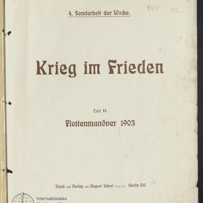 Titelblatt eines historischen Hefts auf vergilbtem Papier mit dem großen braunen Titel ‚Krieg im Frieden‘, der Kopfzeile ‚4. Sonderheft der Woche‘, dem Untertitel ‚Teil II: Flottenmanöver 1903‘, Verlagshinweis unten, Stempel des Internationalen Maritimen Museums Hamburg sowie Lochungen am linken Rand und leichte Flecken und Knitterfalten.
