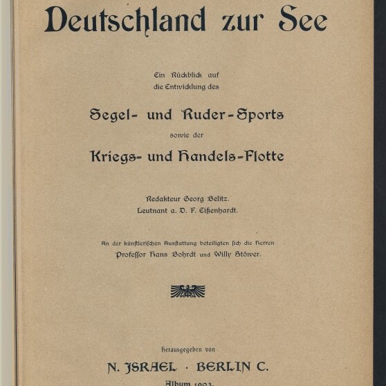 Titelseite eines Buches mit großem Titel „Deutschland zur See“, darunter ein Untertitel zur Entwicklung des Segel- und Ruder-Sports sowie der Kriegs- und Handels-Flotte, Herausgeber- und Verlagsangaben (N. Israel, Berlin, Album 1903) und ein Stempel des Internationalen Maritimen Museums Hamburg unten links.