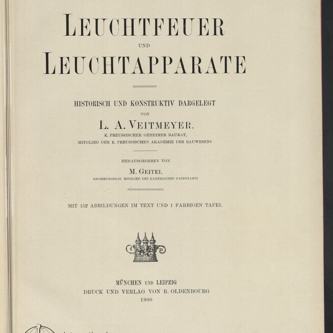 Titelblatt eines Buches mit großem Schriftzug „Leuchtfeuer und Leuchtapparate“, darunter Angaben zum Verfasser L. A. Veitmeyer, Herausgeber M. Geitel, Verlagsort München und Leipzig sowie Jahreszahl 1900, kleines Wappen in der Mitte und Logo des Internationalen Maritimen Museums Hamburg unten links.